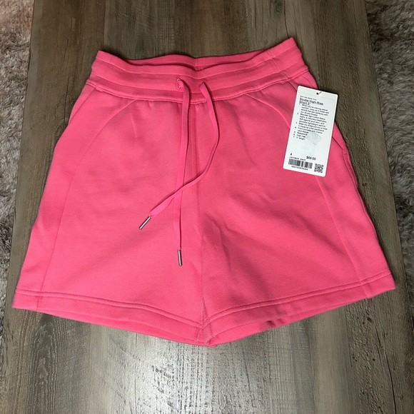 RARE NWT Lululemon Scuba HR Shorts 5” Sz 4 *Sakura Pink* 🩷🩷🩷 - Picture 1 of 6